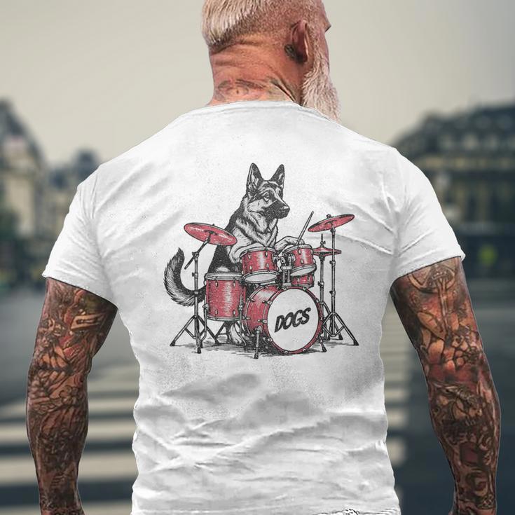 ヴィンテージジャーマンシェパード犬の演奏ドラム。 メンズTシャツ バックプリント 高齢者への贈り物