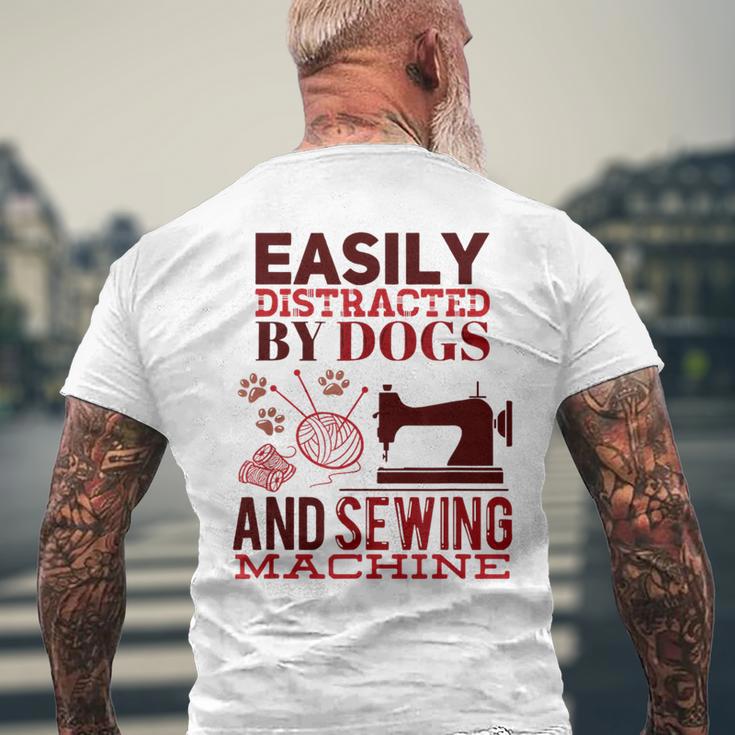 犬やミシンに気を取られやすい おもしろ裁縫 メンズTシャツ バックプリント 高齢者への贈り物