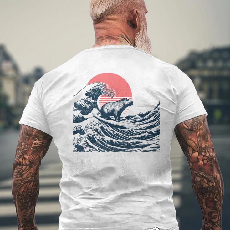 神奈川沖のビッグウェーブでサーフィンをするサーファーのカピバラ メンズTシャツ バックプリント 高齢者への贈り物