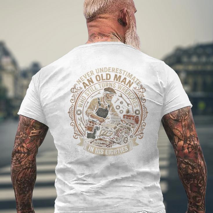 老人はレンチを回す 彼の 80年代 ヴィンテージ メカニック メンズTシャツ バックプリント 高齢者への贈り物