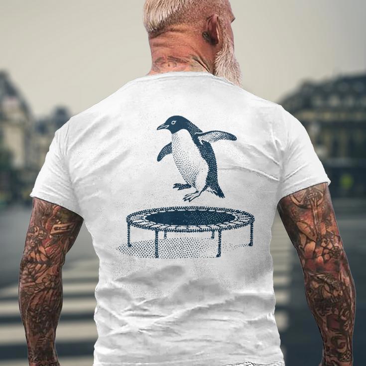 面白いペンギンがトランポリンでジャンプ メンズTシャツ バックプリント 高齢者への贈り物