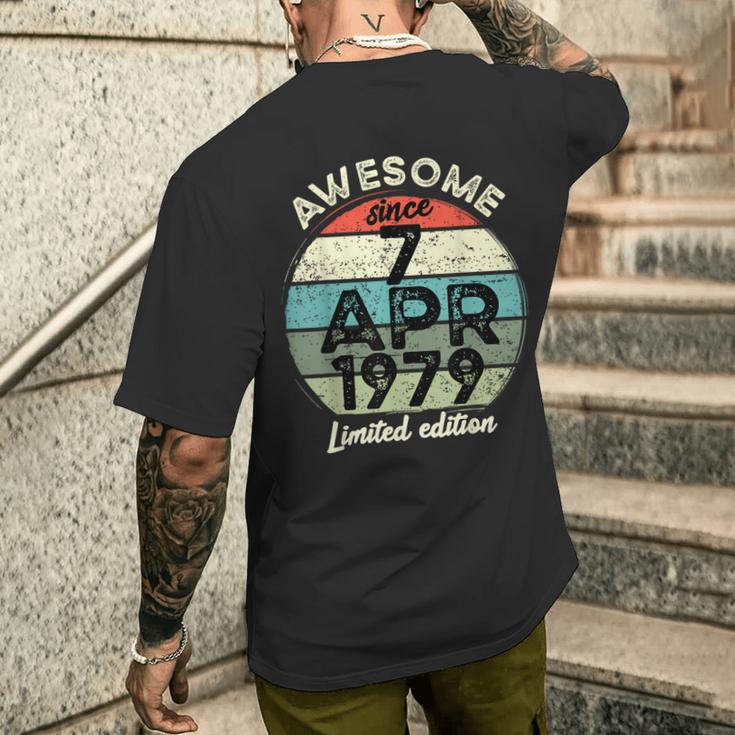 1979年4月7日 45歳の誕生日 45歳 2024年 誕生日 メンズTシャツ バックプリント 彼への贈り物