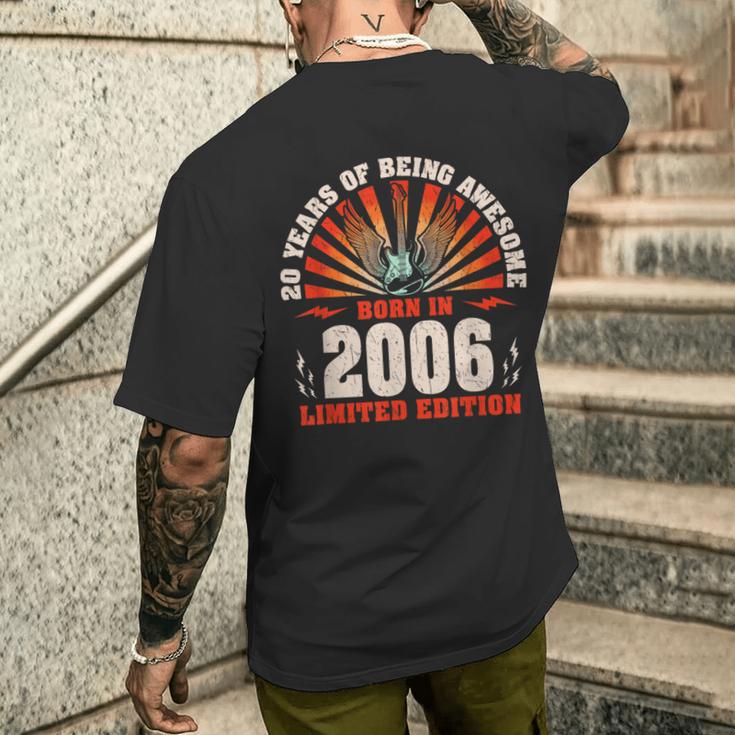 20歳の誕生日 20歳のギタリスト ギター愛好家 2006年生まれ メンズTシャツ バックプリント 彼への贈り物