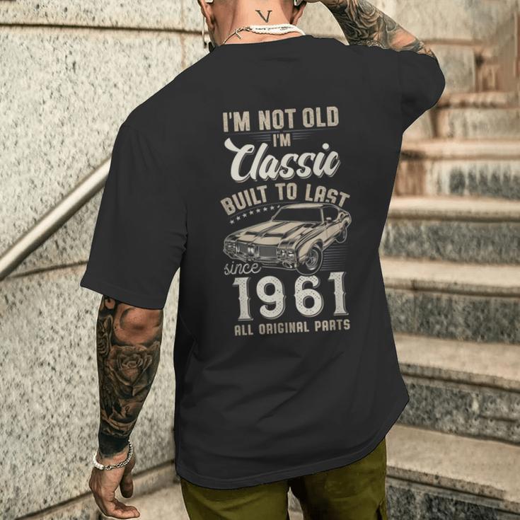 65歳の誕生日 1961年生まれのクラシックカー メンズTシャツ バックプリント 彼への贈り物