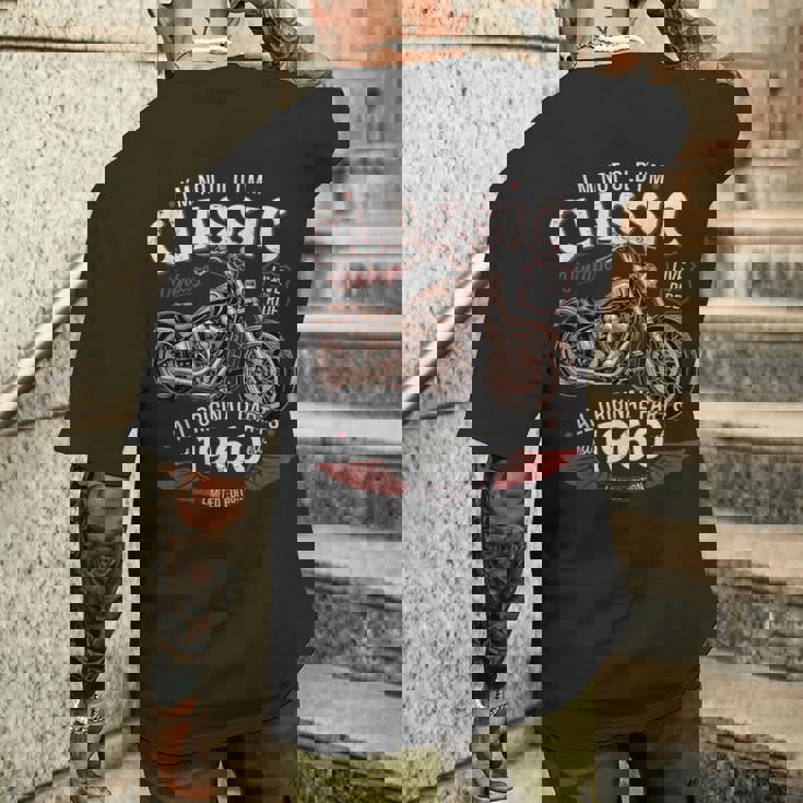 66 歳の誕生日男性オートバイ バイクに乗る人 1960 メンズTシャツ バックプリント 彼への贈り物