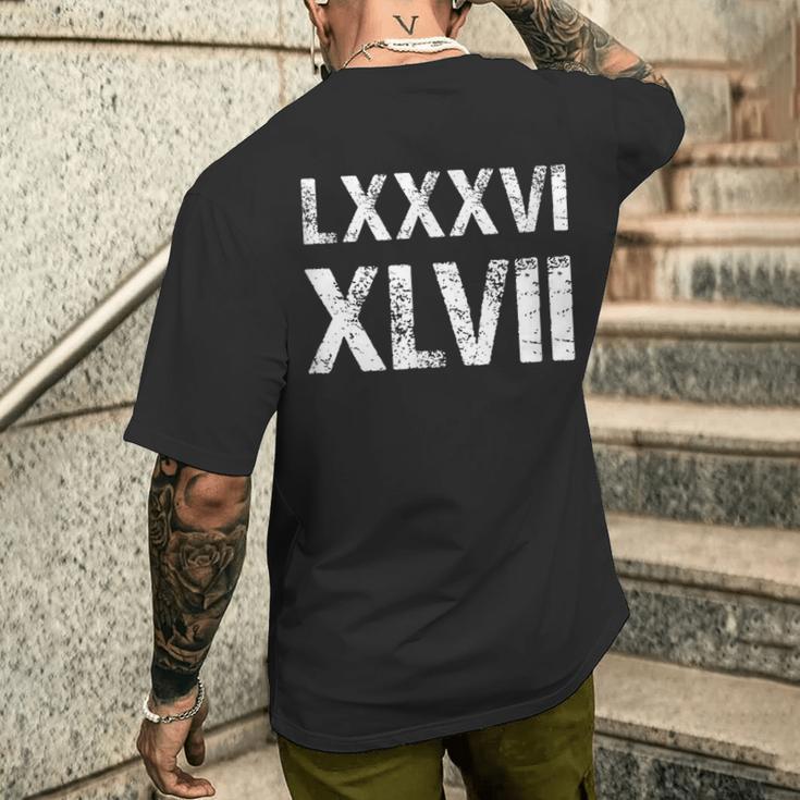 8647 ローマ数字 抗議ヴィンテージアンティーク調 Lxxxvi Xlvii メンズTシャツ バックプリント 彼への贈り物