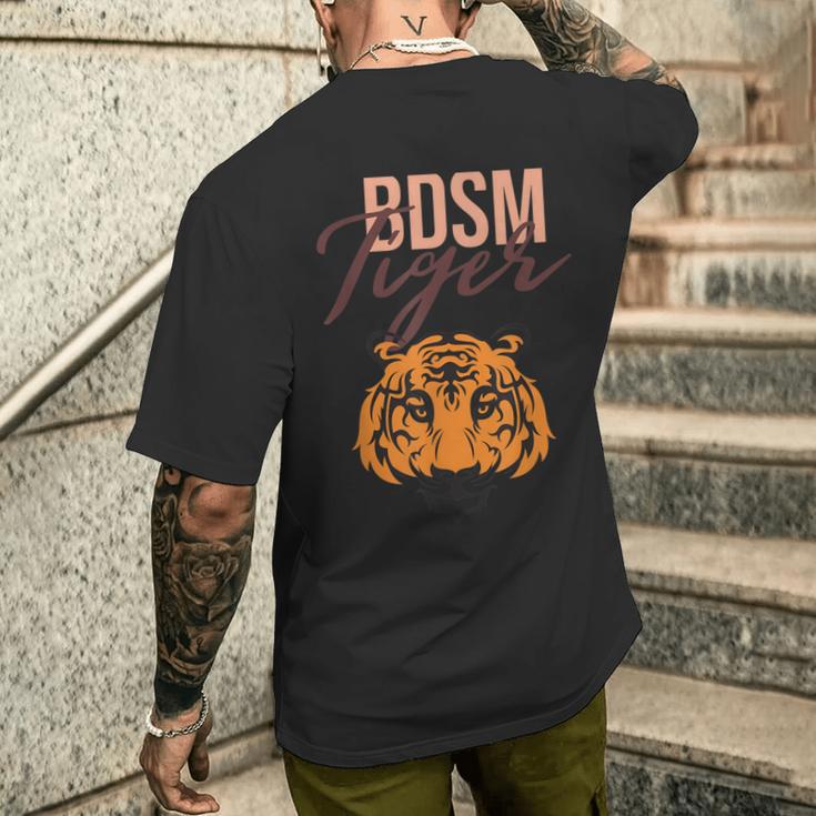 Bdsmインストラクタータイガーマスターボンデージギフト。 メンズTシャツ バックプリント 彼への贈り物