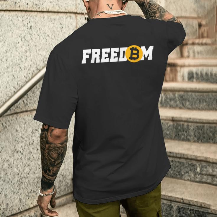 Bitcoin Freedom 暗号通貨 Btc 自由 ミリオネア ビットコインでお金持ち メンズTシャツ バックプリント 彼への贈り物