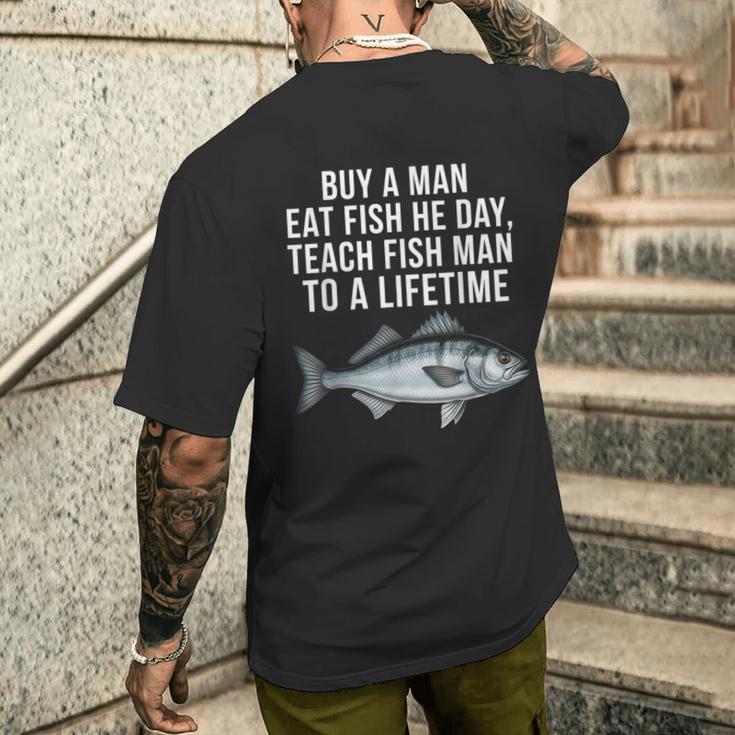 Buy A Man Eat Fish He Day Teaching Fish Man To A Lifetime Fish メンズTシャツ バックプリント 彼への贈り物