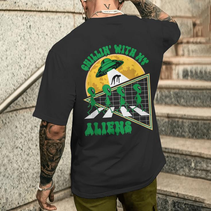 Chillin With My Aliens ハロウィン 宇宙船 エイリアン Ufo 面白い メンズTシャツ バックプリント 彼への贈り物