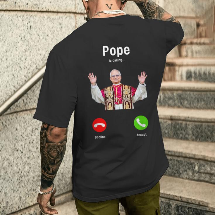 Pope Leo Xiv Is Calling Catholic Humor メンズ レディース メンズTシャツ バックプリント 彼への贈り物