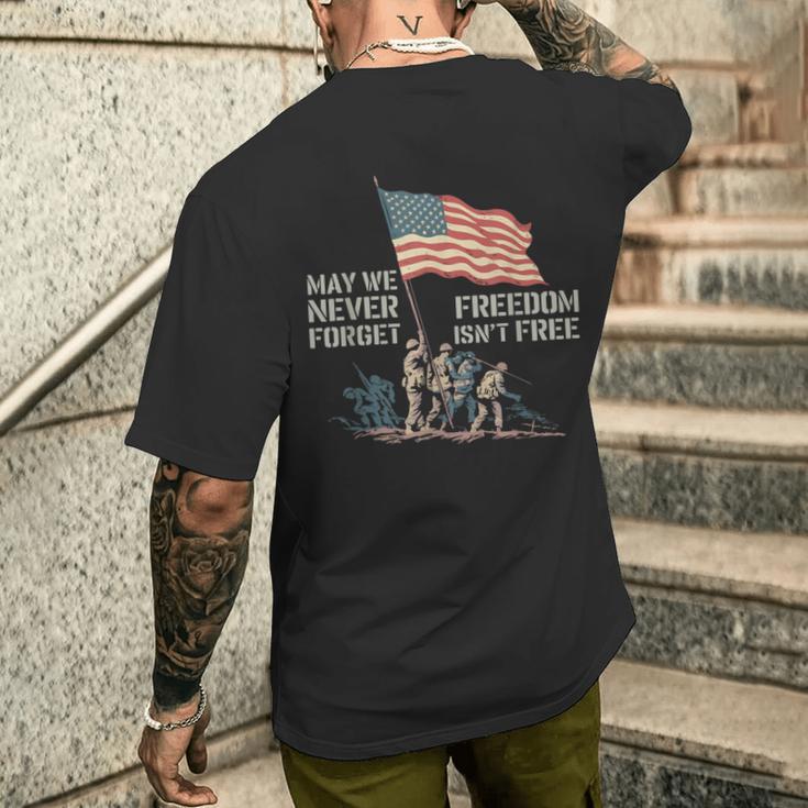 May We Never Forget Freedom Isnt Free アメリカ国旗 ベテラン メンズTシャツ バックプリント 彼への贈り物