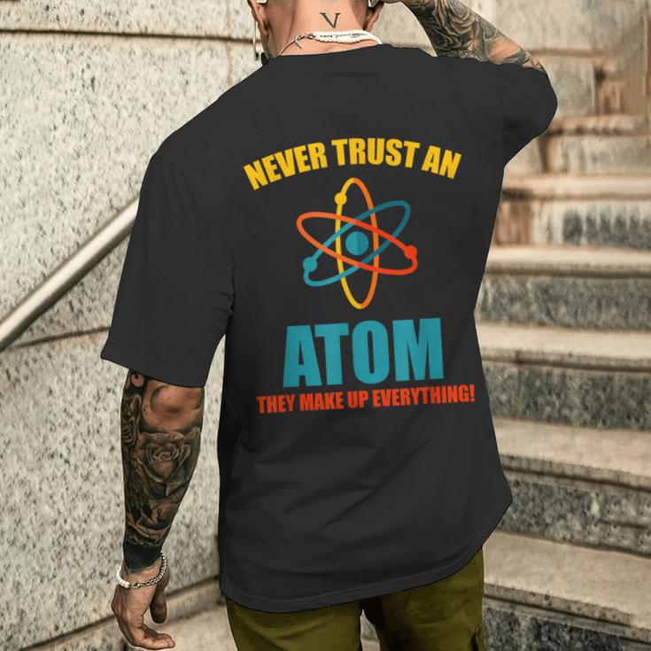 Never Trust An Atom グラフィック皮肉tシャツ メンズTシャツ バックプリント 彼への贈り物