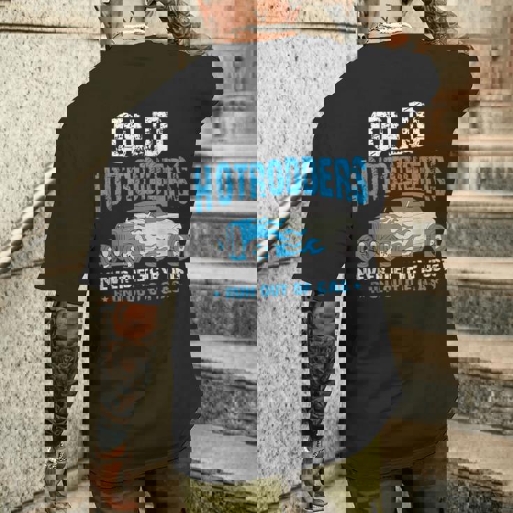 Old Hotrodders Never Die They Just Run Out Of Gas 米国車 ホットロッド メンズTシャツ バックプリント 彼への贈り物