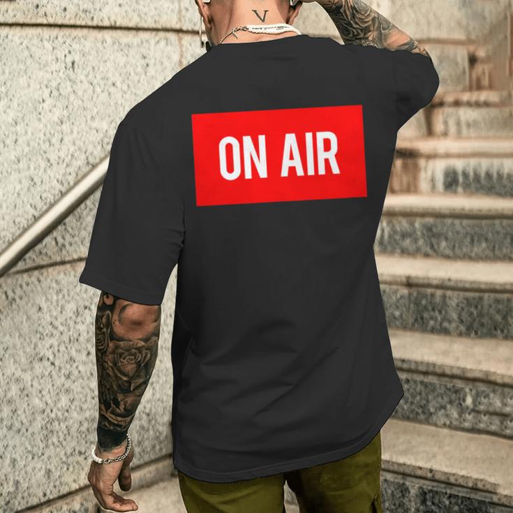 On Air レトロ Dj マイク ポッドキャスト ヴィンテージ バイブ ギフト メンズTシャツ バックプリント 彼への贈り物