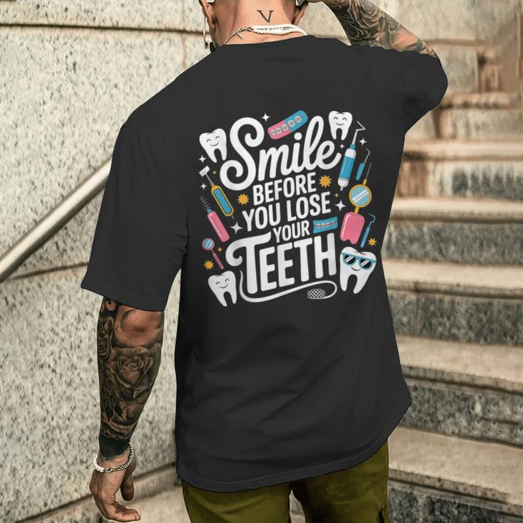 Smile Before You Lose Your Th 歯医者のジョーク メンズTシャツ バックプリント 彼への贈り物