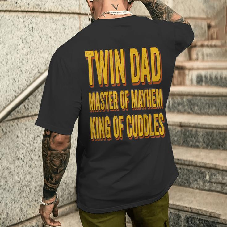 Twin Dad 父の日 ツインダッド メイヘムのマスター 抱きしめる王様 メンズTシャツ バックプリント 彼への贈り物