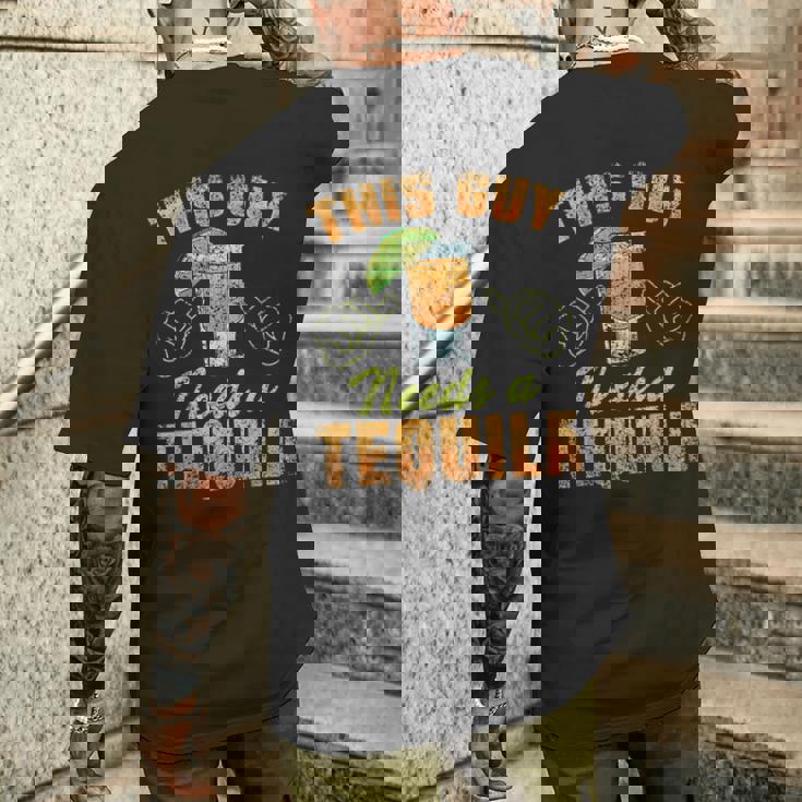 この男にはテキーラが必要だ ドリンク 酒飲み 飲酒 テキーラ メンズTシャツ バックプリント 彼への贈り物