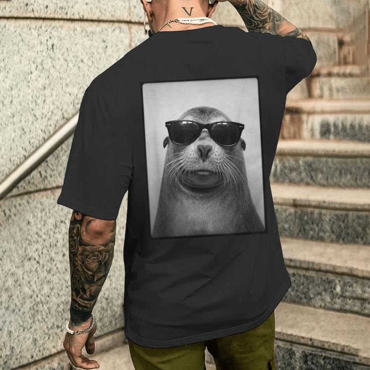 アシカ サングラス フォトブース レトロ 動物 アザラシ ポートレート メンズTシャツ バックプリント 彼への贈り物