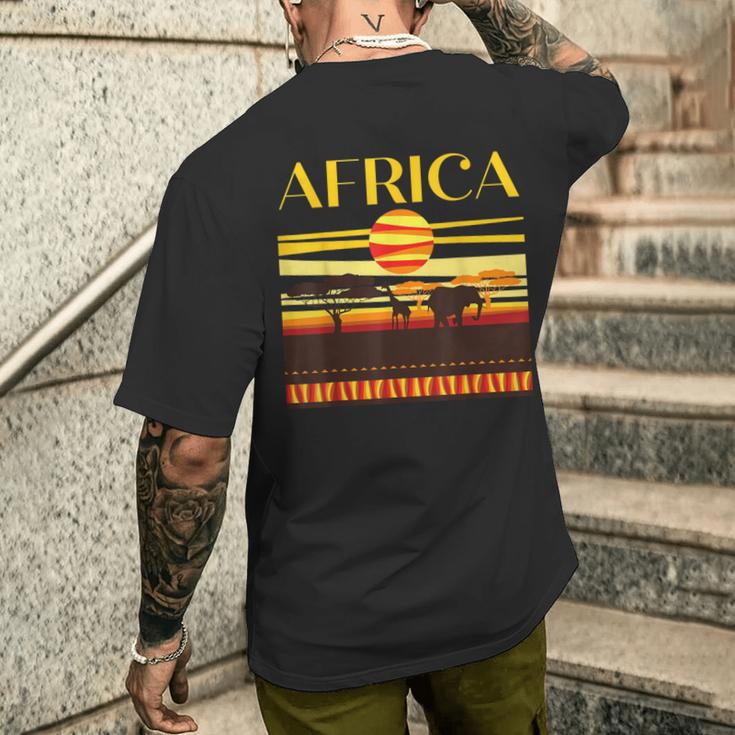 アフリカの衣装と夕日のアフリカの動物。 メンズTシャツ バックプリント 彼への贈り物
