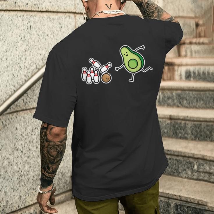 アボカドピットケトビーガンでボウリングをする楽しいアボカド。 メンズTシャツ バックプリント 彼への贈り物
