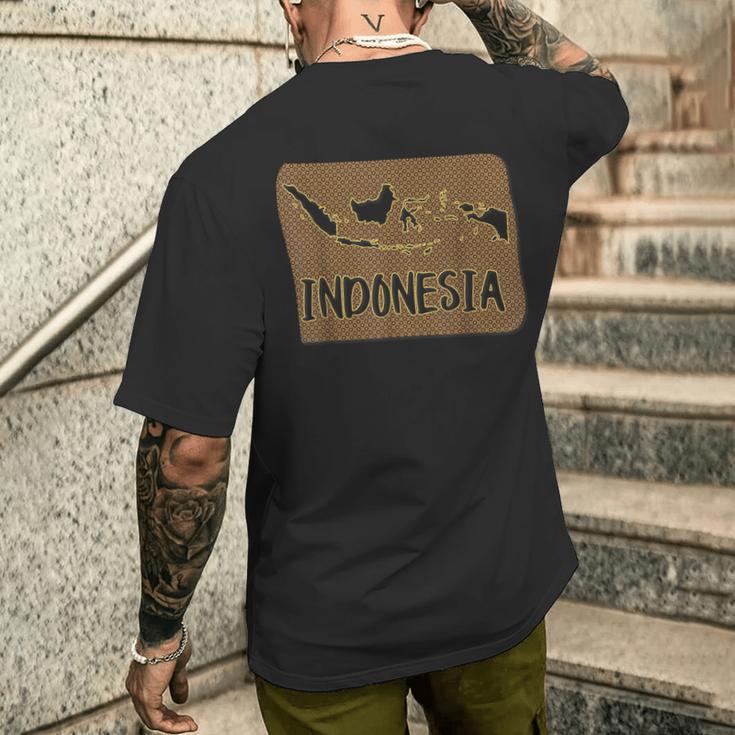 インドネシアの伝統的なバティックパターンの地図。 メンズTシャツ バックプリント 彼への贈り物