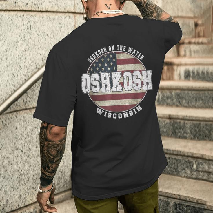ウィスコンシン州オシュコシュ、ビンテージアメリカ国旗 メンズTシャツ バックプリント 彼への贈り物