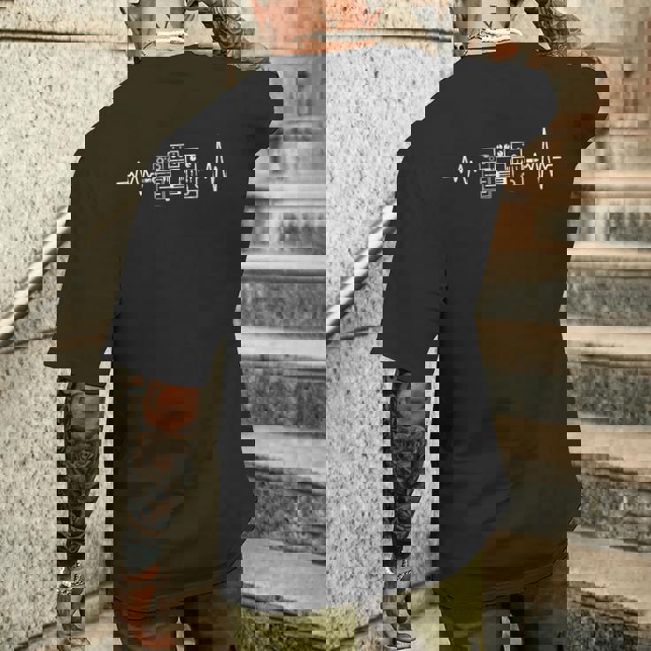 エレキギタープレーヤー ギターエフェクトペダル ハートビート メンズTシャツ バックプリント 彼への贈り物