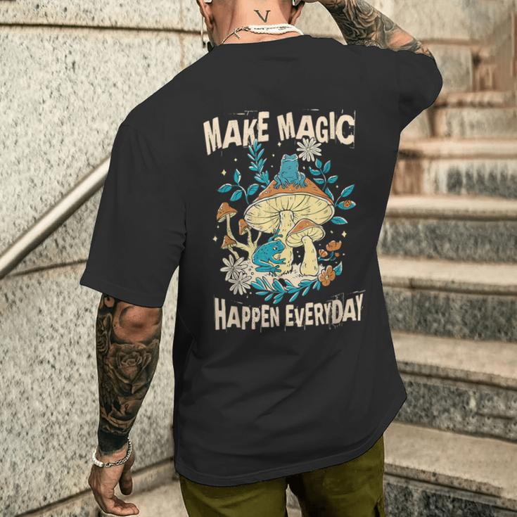 カエルとキノコ。毎日魔法を起こしましょう。 メンズTシャツ バックプリント 彼への贈り物