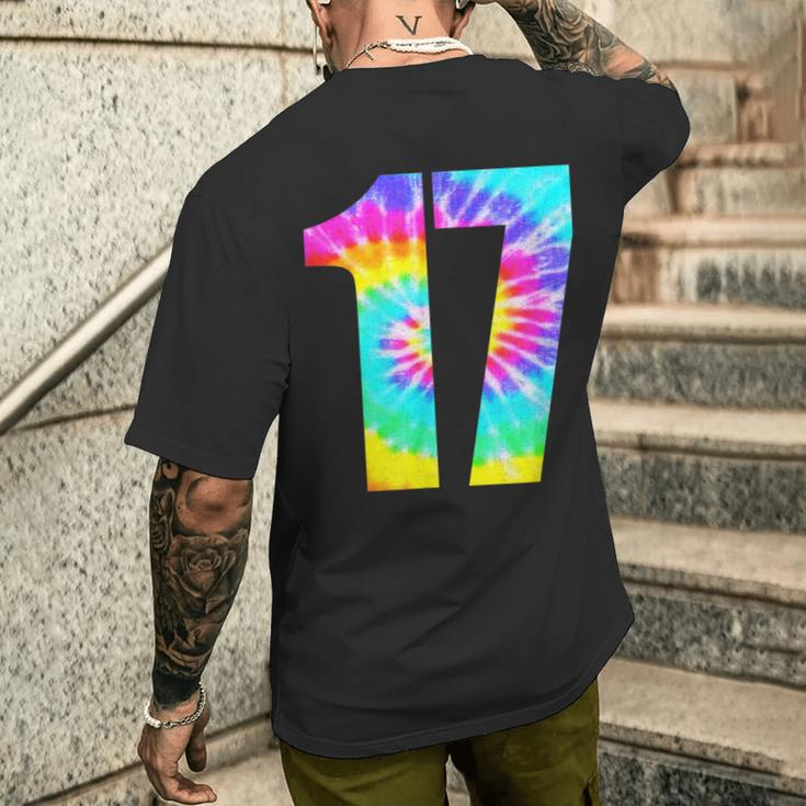 カラフルなタイダイ 17歳の誕生日または17番のチームイベント メンズTシャツ バックプリント 彼への贈り物