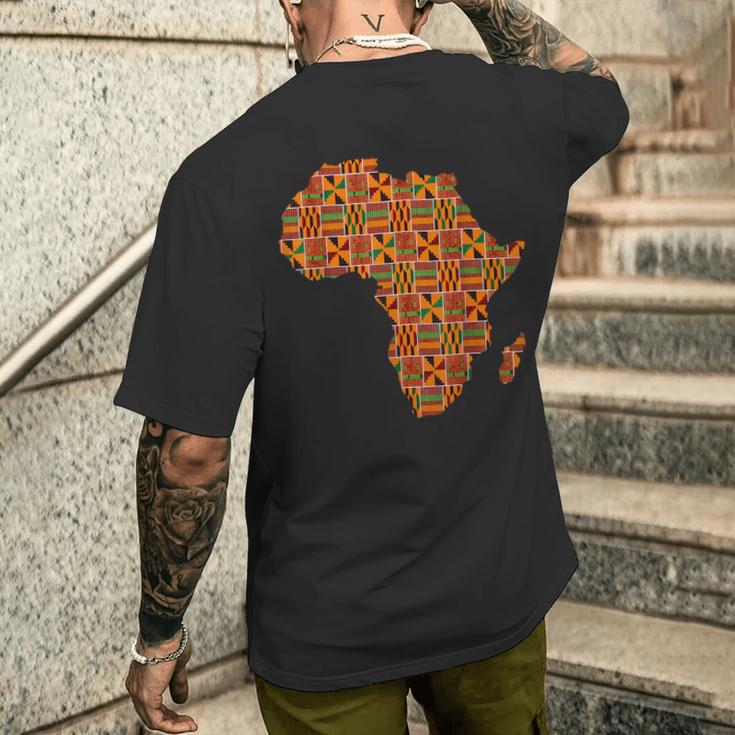 クールなアフリカの地図布、伝統的なアフリカのケンテ布。 メンズTシャツ バックプリント 彼への贈り物