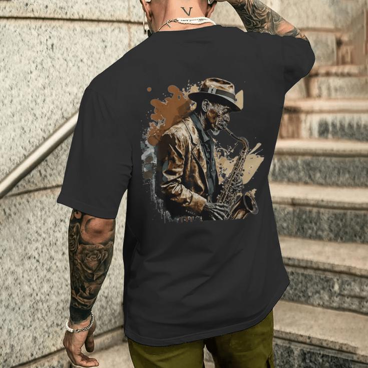 サックスを奏でるサックス奏者ジャズミュージシャン メンズTシャツ バックプリント 彼への贈り物