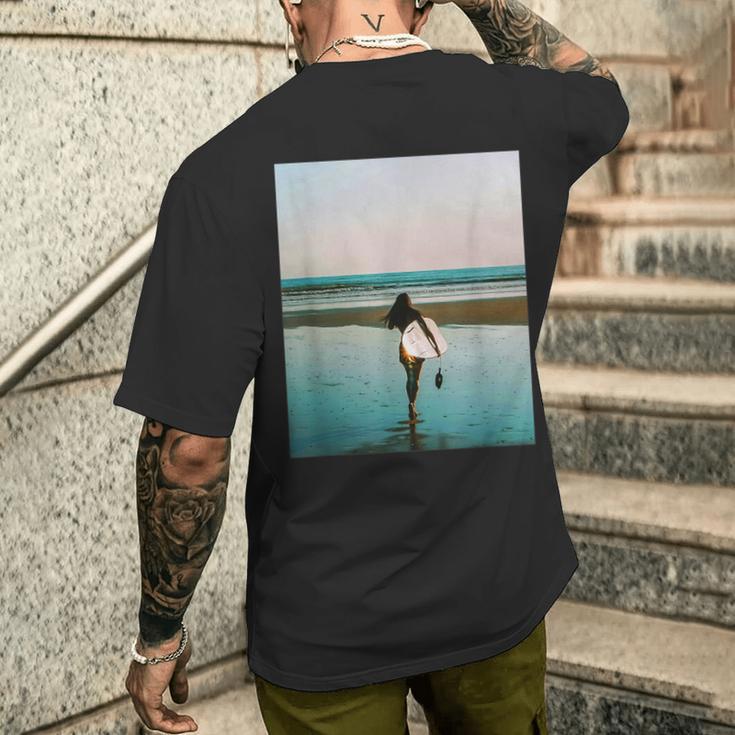 サーファー ガール（写真 リアルフォト）【Surfide サーフサイド】サーフィン 夏・海 ビーチ 砂浜 おしゃれ メンズTシャツ バックプリント 彼への贈り物