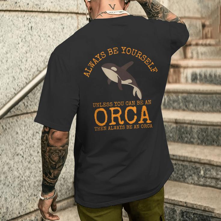 シャチになれない限り、いつも自分らしくありなさい メンズTシャツ バックプリント 彼への贈り物