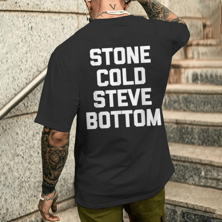 ストーンコールドスティーブボトム-ファニーゲイプライド Lgbtq クールゲイ メンズTシャツ バックプリント 彼への贈り物