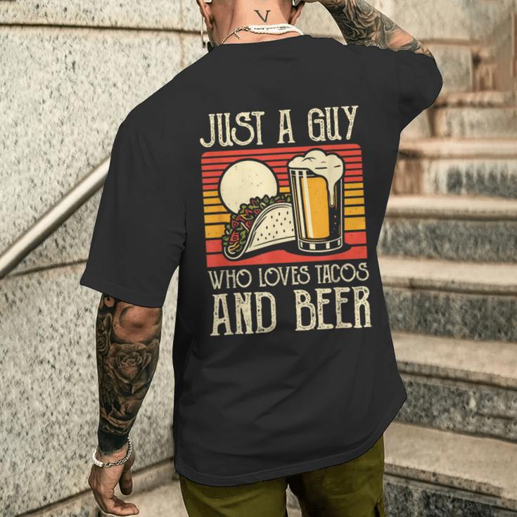 タコスとビールを飲む食品愛好家が大好きな男 メンズTシャツ バックプリント 彼への贈り物
