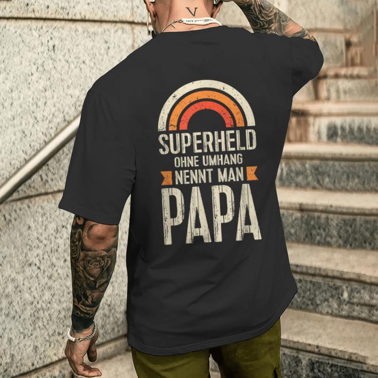 ドイツ語でケープなしのお父さんスーパーヒーロー、父の日 メンズTシャツ バックプリント 彼への贈り物