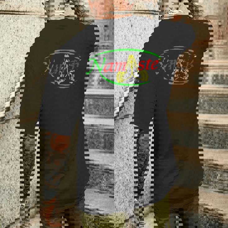 ナマステとラスタカラーヨガ。 メンズTシャツ バックプリント 彼への贈り物