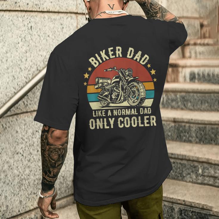 メンズ バイク愛好家かっこいいバイクライダー男性バイカーお父さん メンズTシャツ バックプリント 彼への贈り物