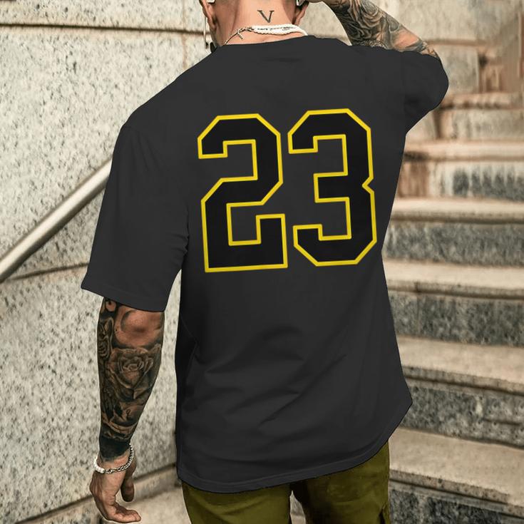 ブラックとイエローのカレッジスポーツスタイルの23番。 メンズTシャツ バックプリント 彼への贈り物