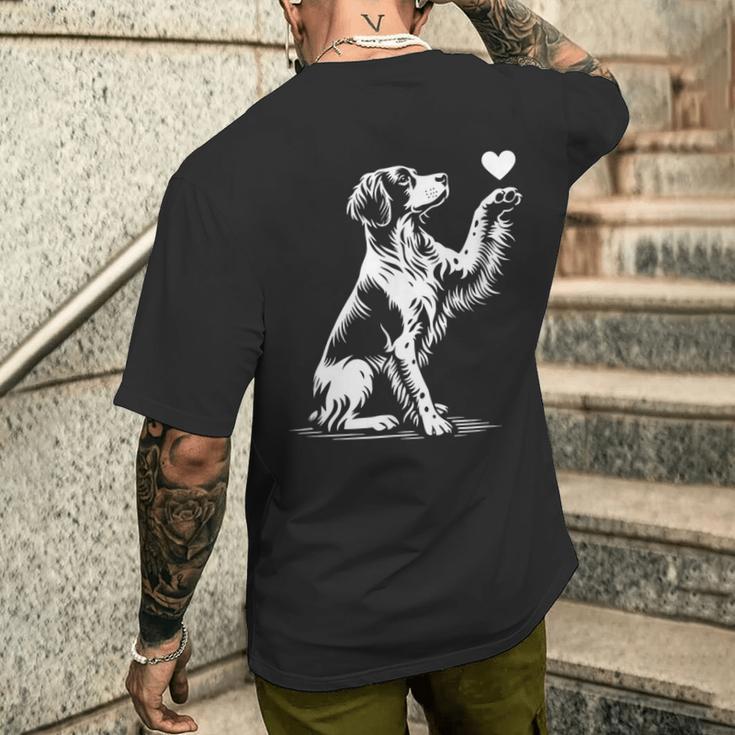 ブリタニー スパニエル お座り犬の心愛のグラフィック デザイン メンズTシャツ バックプリント 彼への贈り物