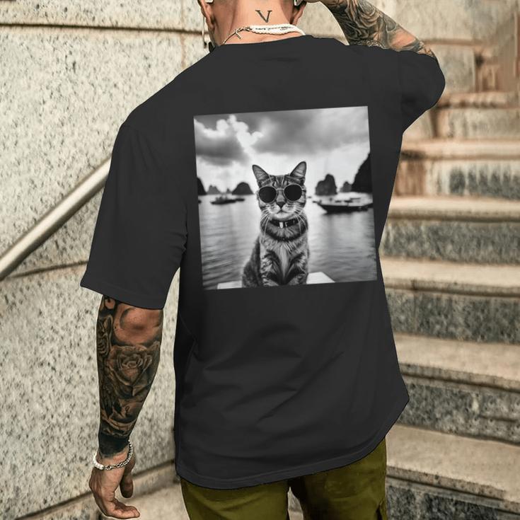 ベトナムのハロン湾でサングラスをかけた猫 メンズTシャツ バックプリント 彼への贈り物