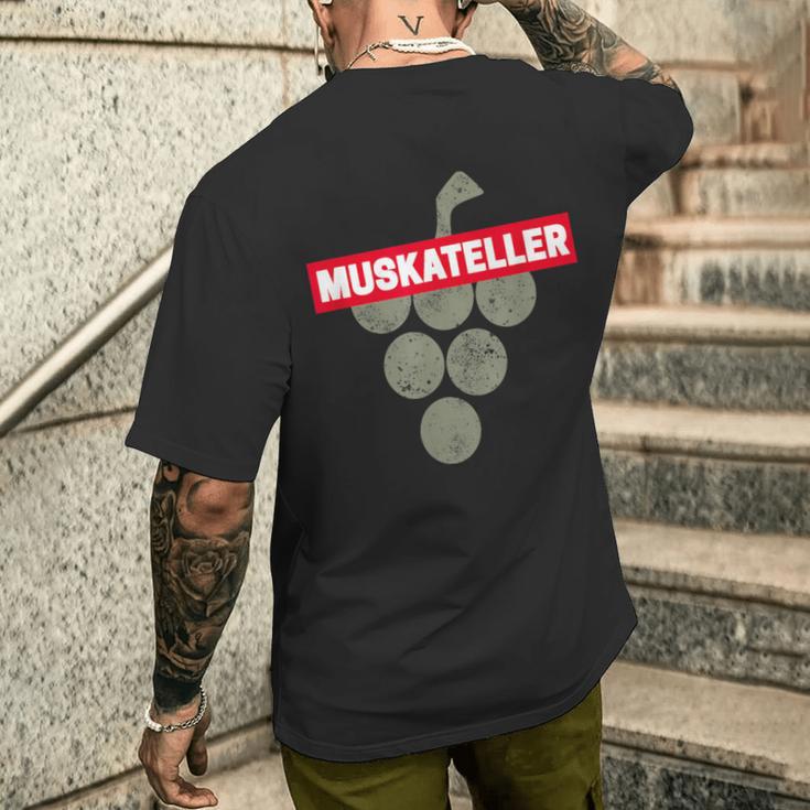 マスカットバインのヴィンテージワイン愛好家とワインメーカーのワインデザイン メンズTシャツ バックプリント 彼への贈り物