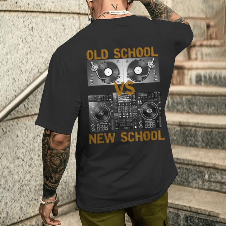 ミュージックdjs オールドスクールvs ニュースクールターンテーブル メンズTシャツ バックプリント 彼への贈り物
