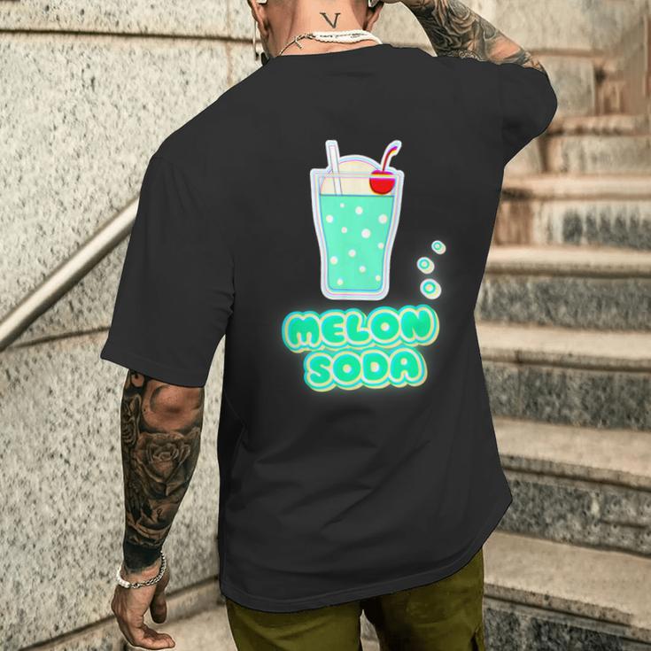 メロンソーダ／クリームソーダ 夏 （デリシャス スイーツ）昭和レトロ ポップ 80S かわいい イラスト メンズTシャツ バックプリント 彼への贈り物