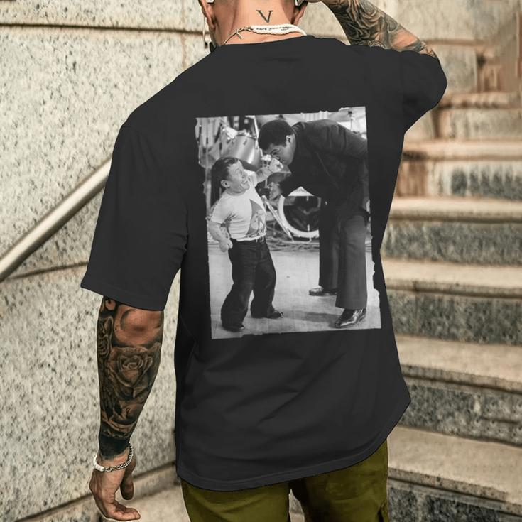 モハメド・アリとケニー・ベイカーのファイトシーンバラエティ番組1979 メンズTシャツ バックプリント 彼への贈り物