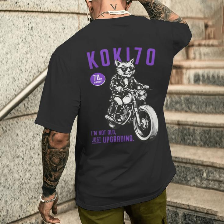 古希祝い バイク好き 猫好き 父 男性 クラシックバイク 70歳 I'm Not Old Just Upgrading メンズTシャツ バックプリント 彼への贈り物