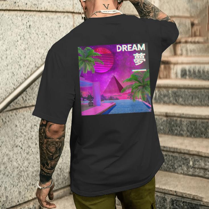 審美的なヴェイパーウェイヴドリーム。ピラミッドのある電気の楽園 メンズTシャツ バックプリント 彼への贈り物