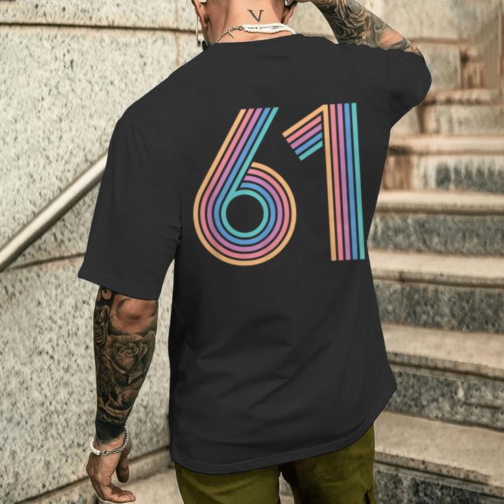 数字 61 61周年記念 男女 61歳の誕生日 メンズTシャツ バックプリント 彼への贈り物