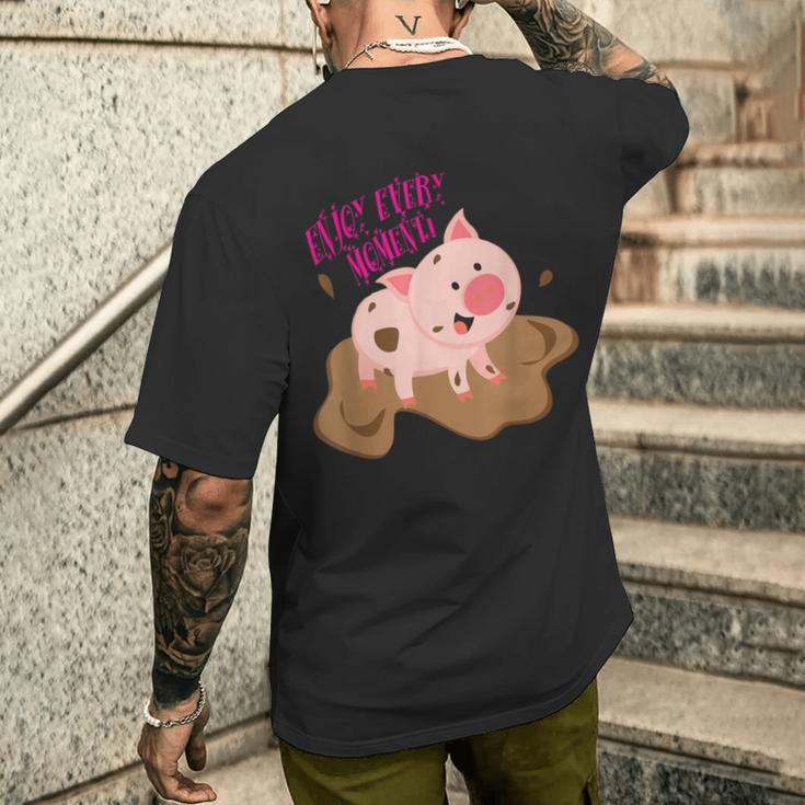 泥遊びをする子豚 すべての瞬間を楽しみましょう！ メンズTシャツ バックプリント 彼への贈り物